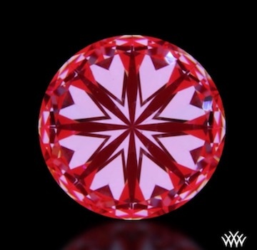8 symmetrische Herzen, die zum Mittelpunkt des 1 Karat Diamanten zeigen